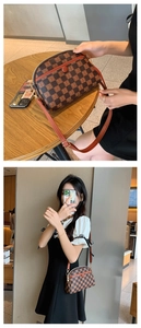 Détails du sac bandoulière à damier avec motif monogramme RH et doubles fermetures