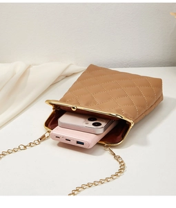 Détail du sac matelassé marron montrant l'espace intérieur pour portable et batterie