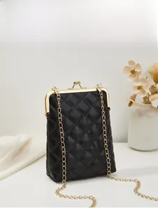 Détail du petit sac noir matelassé avec fermoir baiser doré et bandoulière en chaîne métal