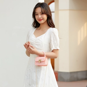 Mini sac jelly rose clair avec texture matelassée, bandoulière chaîne et poignée
