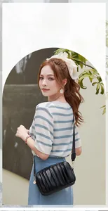 Détail du sac bandoulière froncé en cuir PU noir avec fermeture éclair dorée chic