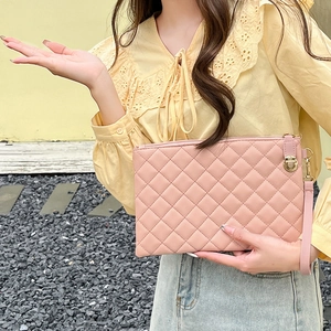 Pochette matelassée rose avec verrou doré et dragonne amovible pour femme