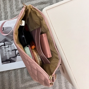 Pochette en cuir matelassé rose avec zip doré et compartiments pour maquillage