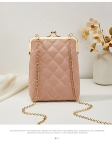 Vue détaillée du sac bandoulière matelassé rose avec fermoir doré et bandoulière chaîne