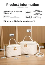 Trousses à maquillage blanches matelassées avec zips dorés et bandoulières amovibles