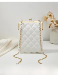 Détail d'un sac téléphone matelassé blanc avec fermoir doré et bandoulière chaîne
