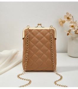 Détail du sac de téléphone matelassé marron avec cadre doré et fermoir à boule métallique