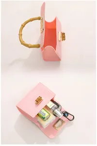 Mini sac rose motif crocodile avec poignée en bambou montrant l'espace intérieur