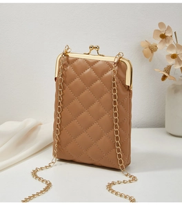 Détail de la pochette portable matelassée marron avec cadre en métal doré et chaîne