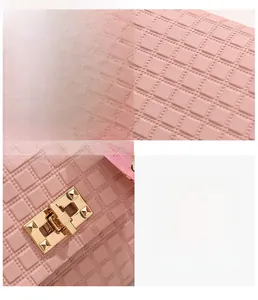 Detailaufnahme der rosa gesteppten Lederoptik und des polierten Goldverschlusses
