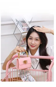 Mini sac rose motif crocodile avec poignée en bambou et bandoulière chaîne dorée
