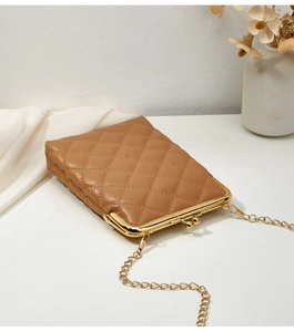 Détail du mini sac bandoulière matelassé marron avec fermoir et chaîne dorés