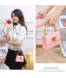 Détails du mini sac rose à motif crocodile avec poignée en bambou et chaîne dorée