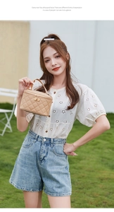 Photo extérieure d'un sac à cosmétiques en cuir matelassé beige avec fermetures éclair dorées
