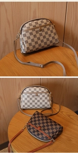 Détail de sacs bandoulière coquille avec motifs à carreaux et fermoirs magnétiques