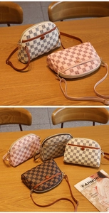Vue détaillée de sacs à bandoulière demi-lune en quatre couleurs avec motif grillagé