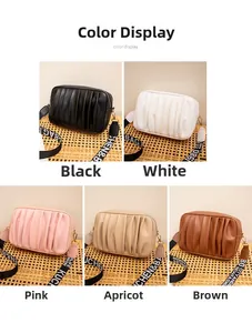 Détail de sacs bandoulière plissés en cuir PU en cinq couleurs avec large sangle nylon