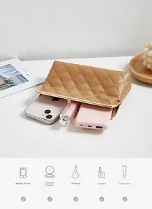 Vue détaillée de l'intérieur du portefeuille matelassé brun pour téléphone et maquillage