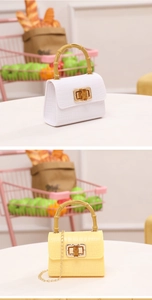 Mini sac gelée avec texture crocodile et poignée en bambou élégante en deux couleurs