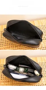 Vue intérieure montrant la capacité de stockage du sac plissé noir pour cosmétiques