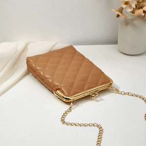 Petit sac bandoulière marron matelassé avec fermoir rétro et chaîne dorée élégante