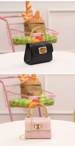Détail des poignées en bambou et texture crocodile sur mini sacs gelée mode