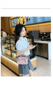 Details der rosa gesteppten Handtasche mit Seidentuchgriff und goldenem Drehverschluss