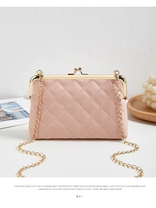 Détail du sac matelassé rose avec fermoir boule en métal doré et bandoulière chaîne