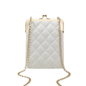 Sac bandoulière blanc matelassé avec chaîne dorée et fermoir en métal sur fond blanc
