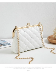Détail du sac bandoulière matelassé blanc avec fermoir doré et chaîne en métal élégante