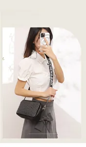 Sac bandoulière noir tendance avec clous blancs et large sangle en jacquard tissé