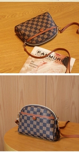 Détail du sac bandoulière à carreaux avec imprimé lettres et bandoulière marron lisse