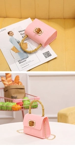Détails du mini sac rose à motif crocodile avec poignée en bambou et fermoir rotatif doré