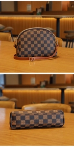 Détail du sac bandoulière coquille à damier avec imprimé lettres et sangle réglable