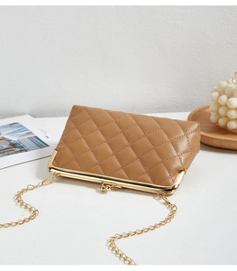 Petit sac matelassé marron avec fermoir baiser doré et bandoulière chaîne