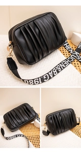 Détails du sac plissé noir avec bandoulière à logo ajustable et boucles métalliques dorées