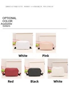 Détail de sacs bandoulière carrés à clous argentés en blanc, rose, rouge et noir