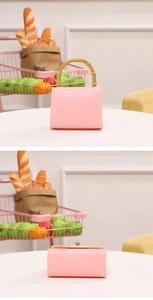 Détails du mini sac rose effet croco avec poignée en bambou et fermoir rotatif doré