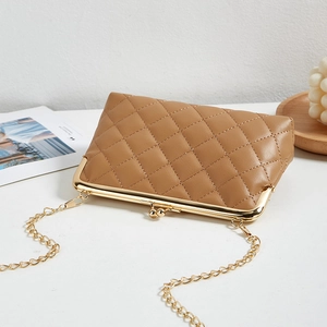 Sac bandoulière marron matelassé avec cadre doré et fermoir baiser rétro
