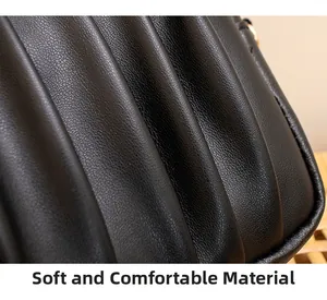 Gros plan de la texture plissée en similicuir souple d'un sac à bandoulière noir