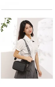 Mannequin portant un sac bandoulière noir à strass avec large sangle en jacquard