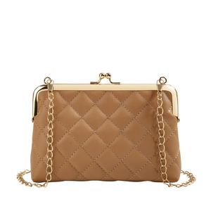 Portefeuille matelassé marron pour femme avec fermoir doré et bandoulière chaîne