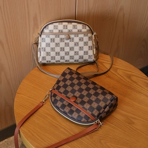 Sac bandoulière rétro à carreaux en crème et marron foncé avec sangle réglable