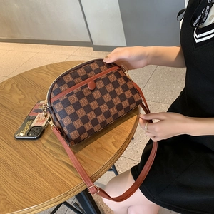 Sac à bandoulière en forme de coquille à motif damier marron et bandoulière en cuir