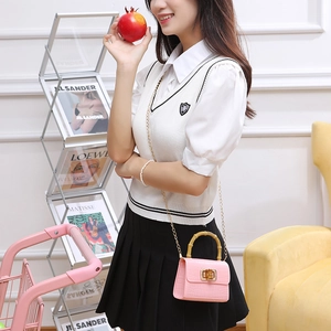 Mini sac rose embossé crocodile avec poignée en bambou et bandoulière chaîne dorée