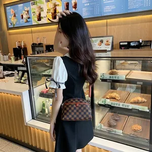 Sac à bandoulière rétro demi-lune avec imprimé à carreaux marron et sangle orange