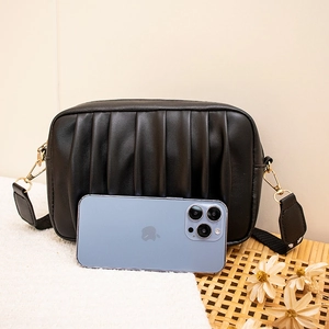 Sac bandoulière plissé noir chic avec détails dorés et bandoulière amovible