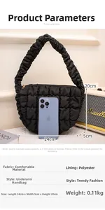 Detailansicht der schwarzen gesteppten Nylon-Achseltasche mit Falten Griff und Maßen