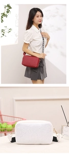 Détails du sac bandoulière à strass avec large sangle imprimée et accents dorés