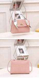 Details einer rosa geprägten Karo-Handtasche mit Seidenschal-Griff und Metall-Drehverschluss